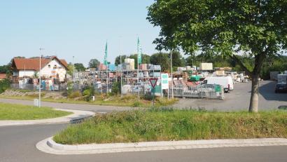 Bild: kek
Hinter der BayWa liegt das Gelände der ehemaligen Kleintierzüchter. Es soll Wohnbaugebiet werden. Ob das Betriebsgelände des Agrarkonzerns mit hinzukommt, hängt davon ab, ob dieser umzieht und ob die Stadt Auerbach dann das freigewordene Grundstück erwerben kann.
