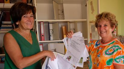 Bild: mab
Angela Dausch (links) und Andrea Bäumler machen klar Schiff. Nach Jahrzehnten an der Schule in Schwarzenfeld hat sich viel angesammelt, nicht nur Papier.