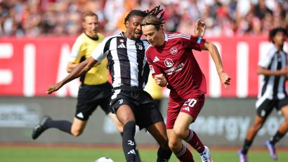 Bild: Daniel Karmann/dpa
Der Nürnberger Caspar Jander (rechts) kämpft mit Kephren Thuram von Juventus um den Ball.