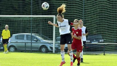 Archivbild: Hubert Ziegler
Lena Götz, Kapitänin des TSV Theuern, und ihre Teamkolleginnen treten gegen Hoffenheim an.