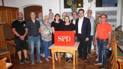 Bild: bjp/exb
Silke Tanner, Sabine Eichermüller und Werner Walberer (Siebente, Neunte und Erster von rechts) leiten für die nächsten zwei Jahre den Pressather SPD-Ortsverein. Fünfter und Sechster von rechts: Unterbezirksvorsitzender Simon Grajer und Bürgermeister Bernhard Stangl.