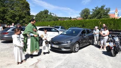 Bild: no
Pfarrvikar Yeruva ging am Ende der Messe durch die Reihen der auf dem Illschwanger Festplatz geparkten Fahrzeuge. Er erteilten diesen und den dazugehörenden Fahrern den kirchlichen Segen.