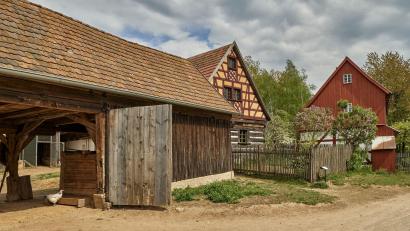 Bild:  www.bayern.by-Florian Trykowski/exb
Der Rundgang durchs Freilandmuseum führt durch verschiedene Museumsdörfer, die die gesamte Oberpfalz repräsentieren.