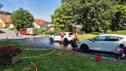 Bild: Katharina Schöner/exb
Die Festdamen der Feuerwehr Griesbach reinigten gegen eine Spende für ihre Kleiderkasse über 40 Fahrzeuge.