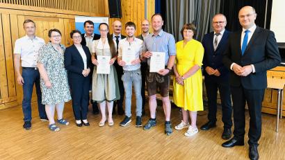 Bild: Regierung der Oberpfalz/Kammermeier
Absolventen aus den Landkreisen Neustadt, Nürnberger Land und Roth mit Ehrengästen.