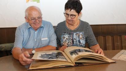 Bild: pi
Johann und Rita Prem blättern gern in dem Gästebuch mit Einträgen von vielen Persönlichkeiten.