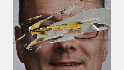 Symbolbild: Martin Schutt/dpa
Ein beschädigtes Wahlplakat