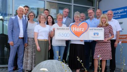 Bild: do
Gute Nachrichten für 11 Schulen. Regionalmarktleiter Stefan Schedl und einige Geschäftsstellenleiter der Volksbank Raiffeisenbank Nordoberpfalz überreichten an die Schulleiter/innen oder deren Vertreter Geldspenden in Höhe von insgesamt 5.500 Euro.