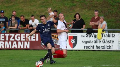 Bild: Dieter Jäschke
Der Pressather Noah Ruhland (links) bremst Johannes Renner von der SpVgg Trabitz.