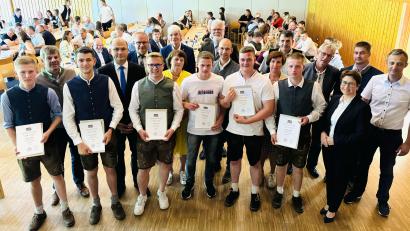 Bild: Regierung der Oberpfalz/Kammermeier/exb
Die "neuen" Landwirte aus dem Landkreis Amberg-Sulzbach mit ihren Zeugnissen und Ehrengästen.