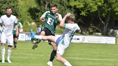 Bild: Hubert Ziegler
Marco Kaiser (Mitte) und die DJK Ammerthal kamen gegen den TSV Neudrossenfeld auf eigenem Platz nicht über ein 1:1 hinaus.