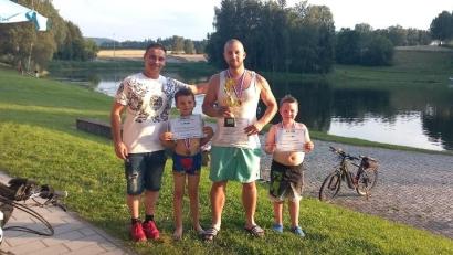 Bild: gz
Emilio Pelzer gratuliert Christian zum 3., Marvin zum Pokalsieg und Noah (von links) zum 2. Platz.