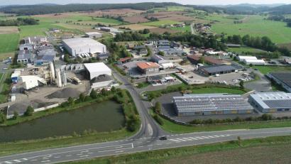 Luftbild: bey
Das Gewerbegebiet "Obere Tratt" liegt verkehrsgünstig. Viele Unternehmen haben sich bereits angesiedelt. Ein weiteres Bauvorhaben ist geplant.