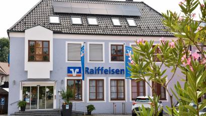 Bild: Stephan Huber
Die Raiffeisenbank in Hirschau. Die Genossenschaftsbank zahlt ihren Anteilseignern jetzt drei Prozent Dividende.