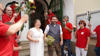 Bild: kaz
Der FC-Bayern-Fanclub aus Pullenreuth war zur Hochzeit gekommen.