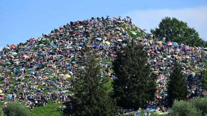 Bild: Felix Hörhager/dpa
Viele Fans setzten sich auf den Olympiaberg im Münchner Olympiapark, um dem Konzert von Taylor Swift zu lauschen.