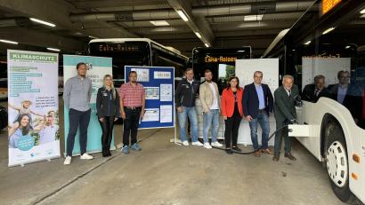 Bild: Marie Kammermeier/Landratsamt Tirschenreuth/exb
Landrat Roland Grillmeier (rechts) griff für ein Foto selbst zur Zapfpistole.