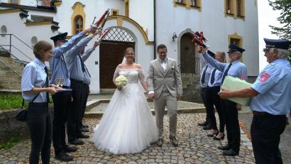 Bild: bey
Tobias und Julia Lang geben sich in der Kreuzbergkirche das Eheversprechen. Eine Abordnung der Feuerwehr Bernrieth steht Spalier.