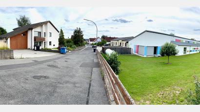 Bild: Mutiara Sudarma
Der Kindergarten Mantel liegt gegenüber dem alten Pfarrhof, der zukünftig als Asylunterkunft genutzt werden soll.