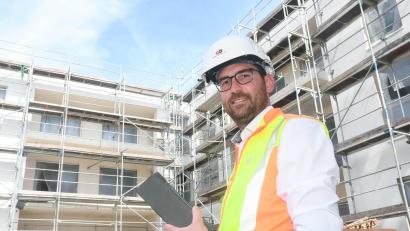 Bild: Gabi Schönberger
Manuel Beer auf einer Baustelle der Baufirma Gebrüder Donhauser. Bei dem gelernten Maurer und jetzigem Bauleiter laufen alle Fäden zusammen.