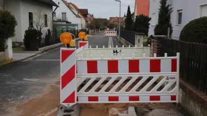 Symbolbild: Wolfgang Steinbacher
Bei einem Rohrbruch rücken Fachleute der Stadtwerke zur Reparatur an. In Sulzbach-Rosenberg häuften sich zuletzt die Rohrbrüche. Hier ein Symboldbild eines Wasserrohrbruchs in der Blumenstraße in Hahnbach.