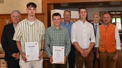 Bild: gf
Ehrung der prüfungsbesten Schreinergesellen. Unser Bild zeigt von links Landrat Richard Reisinger, Jan Häusler, Fabian Wittmann, Markus Kühne, Luis Benker, Kreishandwerksmeister Dietmar Lenk und Innungsobermeister Richard Siegler.