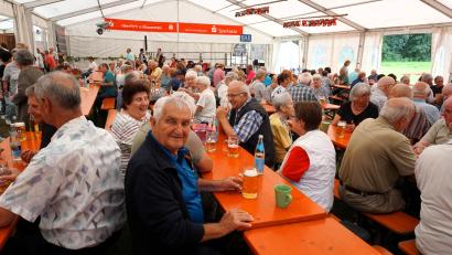 Bild: tra
Die Senioren genossen den unterhaltsamen Nachmittag im Ensdorfer Kirwazelt.