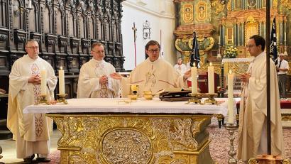 Bild: Stephan Weiß/exb
Pfarrvikar Stefan Danko (links), Stadtpfarrer Markus Brunner (Zweiter von links) und Kaplan Johannes Spindler (rechts) zelebrierten mit Neupriester Matthias Merkl (Zweiter von rechts) die Messe zur Nachprimiz.