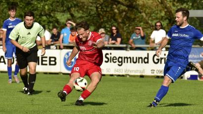 Bild: ham
Florjant Spahija (am Ball) feuerte aus allen Rohren. Sein TSV Tännesberg besiegte die SpVgg SV Weiden II am Sonntag klar mit 5:2. Schon der zweite Saisonsieg für den Aufsteiger.