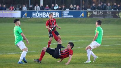 Archivbild: Dieter Jäschke
Zwar nicht so artistisch wie in die Situation, aber dennoch erfolgreich: Spielertrainer Benjamin Urban (Mitte) hämmerte beim Remis seines SC Luhe-Wildenau bei der SpVgg Lam den Ball aus drei Metern unter die Latte.