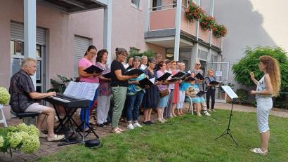 Bild: u
Mit seiner Serenade bereitete der Gemischte Chor unter Leitung von Jana Müller (rechts) den Bewohnern des BRK Seniorenwohn- und Pflegeheims St. Barbara und den zahlreichen Gästen einen gleichermaßen stimmungsvollen wie kurzweiligen Abend. Links am E-Piano Roman Podokschik.
