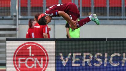Bild: Daniel Karmann/dpa
Wie früher Salto-Klose: Dustin Forkels Jubel-Sprung nach seinem Tor.