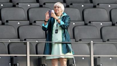 Bild: Federico Gambarini/dpa
Claudia Roth im Stadion - hier allerdings nicht bei Taylor Swift in München, sondern während der Fußball-EM im Olympiastadion Berlin (Archivfoto)