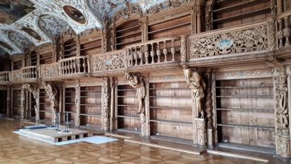 Archivbild: pz
Trotz vorübergehend leerer Bücherregale ist die Stiftsbibliothek Waldsassen mit ihren wertvollen Schnitzereien und Deckengemälden ein beeindruckender Ort. Besichtigungen sind derzeit noch möglich.