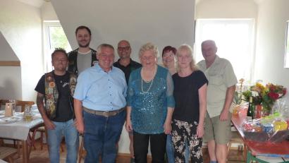 Bild: hme
Käthi Lindenthal (Mitte) feiert gemeinsam mit Familie und vielen Vereinsvertretern ihren 90. Geburtstag.