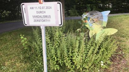 Bild: wro
Der Markt Wiesau hat jetzt ein weiteres - wenn auch unrühmliches - Mahnmal. Der zerstörte Phantastische Karpfen und die Tafel bleiben vorerst an Ort und Stelle.