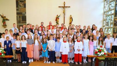 Bild: Alfred Geitner/exb
Junge Christen aus Poppenricht und Ammerthal erhalten das Sakrament der Firmung durch Domkapitular Johann Ammer (Mitte), rechts daneben Gemeindereferentin Regina Probst und Pfarrer Klaus Haußmann, links daneben Pfarrer Dominik Mitterer.