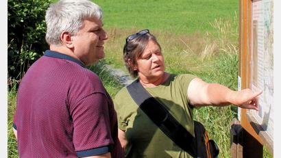 Bild: Büro MdB Stefan Schmidt/exb
Grünen-Bundestagsabgeordneter Stefan Schmidt (links) und Dritte Bürgermeisterin Lisa Rauh beim Rundgang durch das Naturerlebnisdorf.