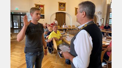 Bild: ck
Der 29-jährige Thomas Stahl (links) legt vor Bürgermeister Andreas Wutzlhofer den Amtseid als Stadtrat ab.