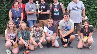 Bild: Lothar Ziegler/exb
Zur Siegerehrung waren (stehend von links) Kerstin Caudle, Thomas Schneider, Johannes Kraus, Shawn Hoose, Danny Gennaro, Dave Caudle, (kniend von links) Hannah Kraus, Laura Seebauer, Brannon Seifert, Timo Bayer, Valentin Dötsch und Tamina Bayer aufgerufen.