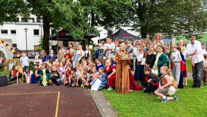 Bild: Markus König/exb
Alle Schüler und Lehrer waren eingebunden in das Musical „Rittergeschichten mit Johanna und Lutz/Der Angriff des Schwarzen Ritters“.