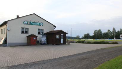 Archivbild: hd
Beim Sportgelände in Poppenreuth soll ein Mobilfunksendemast gebaut werden. Der Widerstand dagegen nimmt nicht ab, wie sich in der Bürgerfragestunde im Stadtrat zeigte.