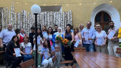 Bild: Juliette Schaller/exb
Der Kurs ist geschafft (von links oben) Carsten Armin Jakimowicz (Caritas), Astrid Knab (Malteser), Mobin Haji Bagher Dezfouli, Nataliia Sidun, Mohannad Mohamad, Bettina Hahn (EBW Oberpfalz), Charlotte Vera Röhr (BAMF); (links unten): Salwa Ghabia, Farzane Abbasian, Mahtab Rezaye, Viyan Omar, Roula Ayoub (Malteser, Berufschule Amberg), Patrycja Sobczyk (Caritas MBE), Itehad Ahmad, Shawket Shahin, Natalia Araftenii, Moayad Algassem sowie (vorne) Narin Shahin.