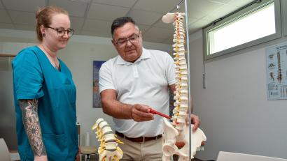 Bild: Stephan Huber
Die Menschen werden nicht nur immer älter, sondern bleiben im Alter auch immer länger aktiv, sagt Patrick Krös. In seiner neuen Praxis in Sulzbach-Rosenberg (hier mit seiner medizinischen Fachangestellten Judith Rösel) hat er es deshalb oft mit Abnutzungserscheinungen von Gelenken oder der Wirbelsäule zu tun.