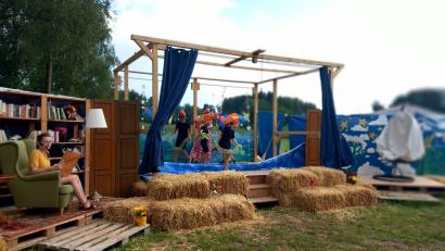 Bild: hka
Ein motiviertes Kinder-Ensemble, liebevoll gestaltete Kulissen und eine Bühne mitten im Grünen machen das Kindertheater "Das kleine Ich bin ich" in Süß zu einem vollen Erfolg.