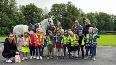 Bild: Kinderhaus Immenreuth/exb
Die Vorschulkinder trafen bei ihrer Abendwanderung auch auf Pippi Langstrumpfs Pferd „Kleiner Onkel“.
