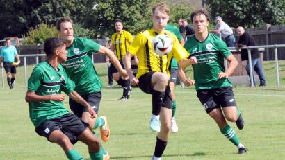 Bild: heh
Der Tirschenreuther Andreas Bäuml (Zweiter von rechts) nimmt es gleich mit drei Gegenspielern auf: Jona Jackwert, Tobias Seitz und Shane Strößenreuther (von rechts) vom SV Mitterteich II wollen ihm den Ball abluchsen.