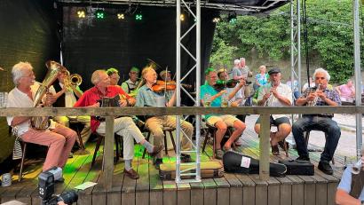 Bild: ge
Ein Abend der Extraklasse im schönsten Biergarten der Stadt: Die Bettler-Bigband in Seniorenbesetzung spielte grandios auf.