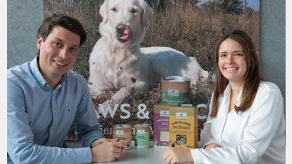 Bild: Wolfgang Steinbacher
Ein bisschen schaut es aus, wie ein Werbeplakat. Franziska Heindl und Robert Eirich sind die Gesellschafter von Paws & Patch, einer Firma in der Rosenthalstraße in Amberg, die Nahrungsergänzungsfutter für Hunde und andere Haustiere herstellt und vertreibt.