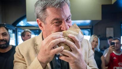 Bild: Peter Kneffel/dpa
Der Ministerpräsident lud Instagram-Follower zum gemeinsamen Döner-Mahl ein.
